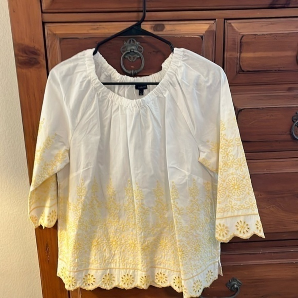 Talbots Women’s White Blouse With Yellow Embroidery Size Large NWOT